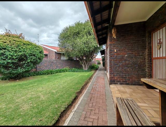 2 BEDROOM TOWNHOUSE FOR SALE IN THREE RIVERS